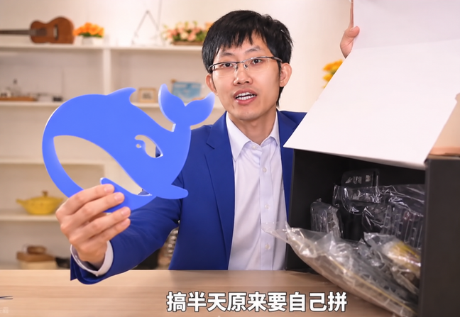 蓝西装男子拆开纸箱
