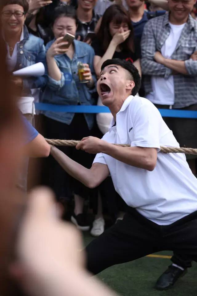 别人都是用绳命在拔河,这位老师却选择了用表情包拔河,笑疯了