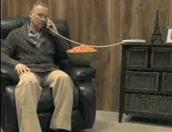 放下电话，不小心打吃的东西打翻了