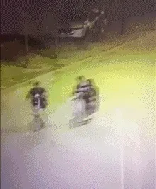 自行车踢飞摩托车（搞笑）
