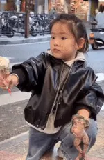 小女孩舔牛蛙表情包