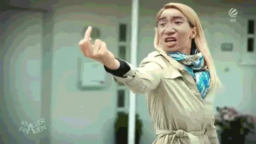 屌丝女士:女的竖起中指动态图 张学友版