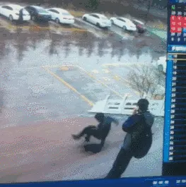 哈哈哈哈哈哈（楼梯下滑倒了）