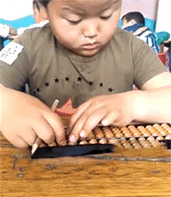 小男孩打算盘鼻涕欢乐gif动图