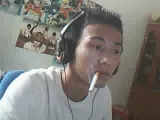 男的在电脑前抽烟:突然把耳机弄烂