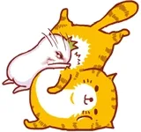 教皇罗罗布趴在黄色小猫身上