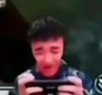 牧童红温大笑表情包