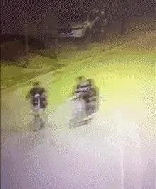 自行车踢飞摩托车（搞笑）