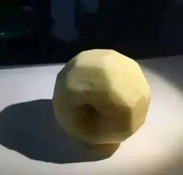 一位老师为学生临摹准备的苹果，看的出来老师已经尽力了