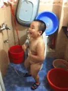 小孩子在浴室欢快的洗澡搓着身体又蹦又跳