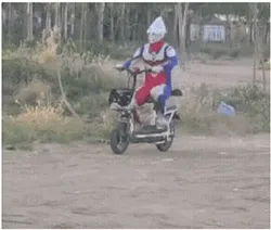 奥特曼骑电动车搞笑gif