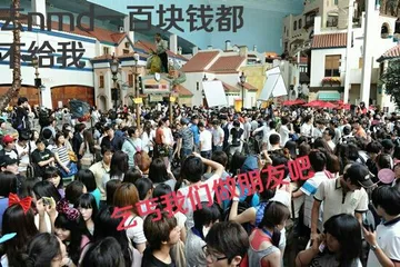 土豪捡垃圾破烂：乞丐我们做朋友吧 去nmd一百块钱都不给我
