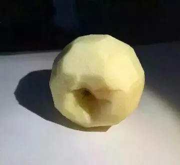 一位老师为学生临摹准备的苹果，看的出来老师已经尽力了