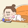 坐沙发上无聊玩平板