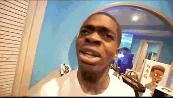 黑人小哥双手抱头瞪大眼睛震惊gif表情包，发生了什么？？