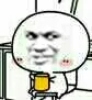 安静的坐在椅子上喝水