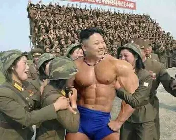 三胖没穿衣服被一堆妹子围着笑
