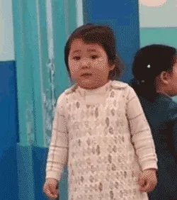 小女孩害怕尬笑/苦笑抱手表情包