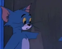 汤姆坏笑进屋关门表情包gif—猫和老鼠系列
