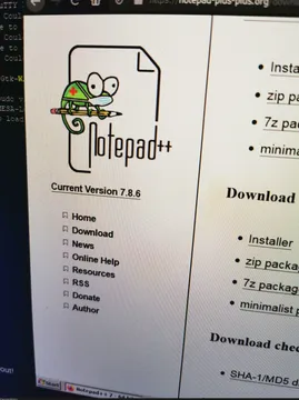 The Notepad++ chameleon do be rockin a face mask.