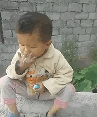 小孩抽烟