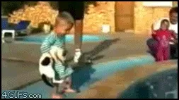 扔猫咪自己掉水里