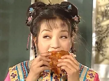 吃东西，翻白眼