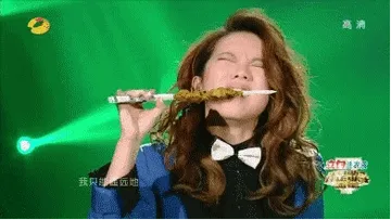 邓紫棋《我是歌手》吃烤串 GIF 动图，毫无p图痕迹