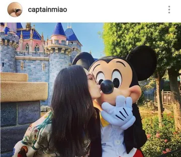 倪妮游迪士尼先献吻米老鼠，遇过山车秒变“表情包”！