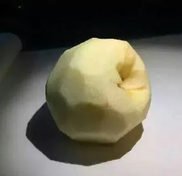一位老师为学生临摹准备的苹果，看的出来老师已经尽力了