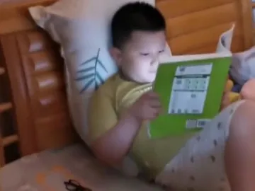 知识的光芒！小孩看书偷看手机发光搞笑图