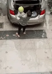 从后备箱拿西瓜不小心摔倒，生气踢了一脚再次摔倒