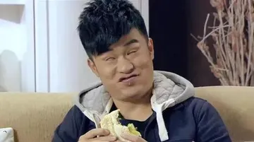 曾小贤吃芥末，曾小贤吃芥末翻白眼图片gif