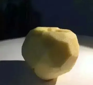 一位老师为学生临摹准备的苹果，看的出来老师已经尽力了