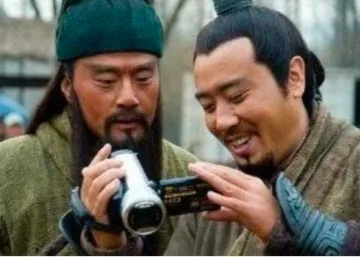 刘备关羽拿着相机看的搞笑图