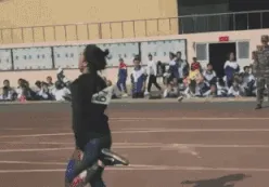 拍摄跑步结果撞到篮球架上