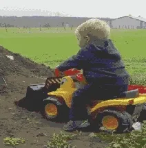 小孩开铲车