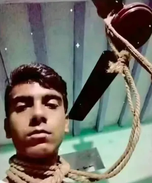 一个男人对着绳子思考表情包（因为计算错了绳子的长度）
