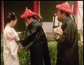 周星驰：把她打的肿成这个样子，马上送到我家，我慢慢帮她医gif