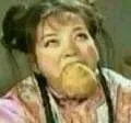 小燕子翻白眼吃着窝窝头的表情