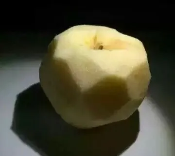 一位老师为学生临摹准备的苹果，看的出来老师已经尽力了