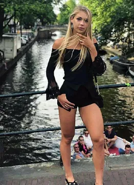 短裙美女再桥上拍照，桥下船上一堆男人