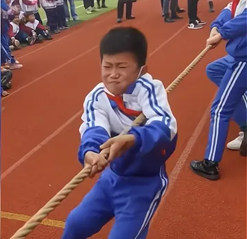 爱拼才会赢!山东小男孩拔河比赛上拼尽全力,看表情是真不想输!