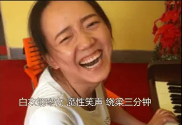 9年前，钢琴女孩表情包:亿万人见过很多次,真人终于露面,开始直播