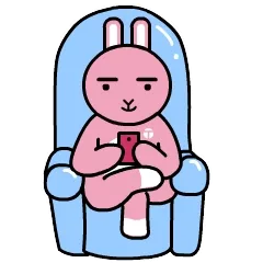 沙发上玩手机
