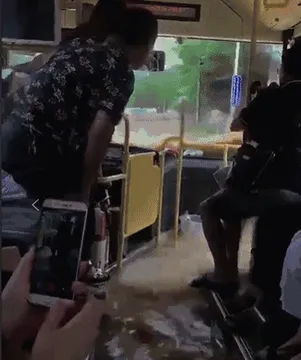 发大水载公交车