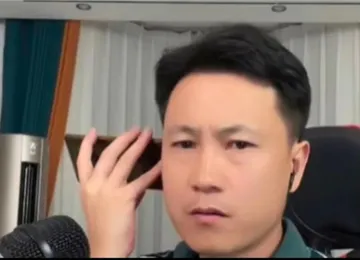 抖音秀才拿手机听表情包